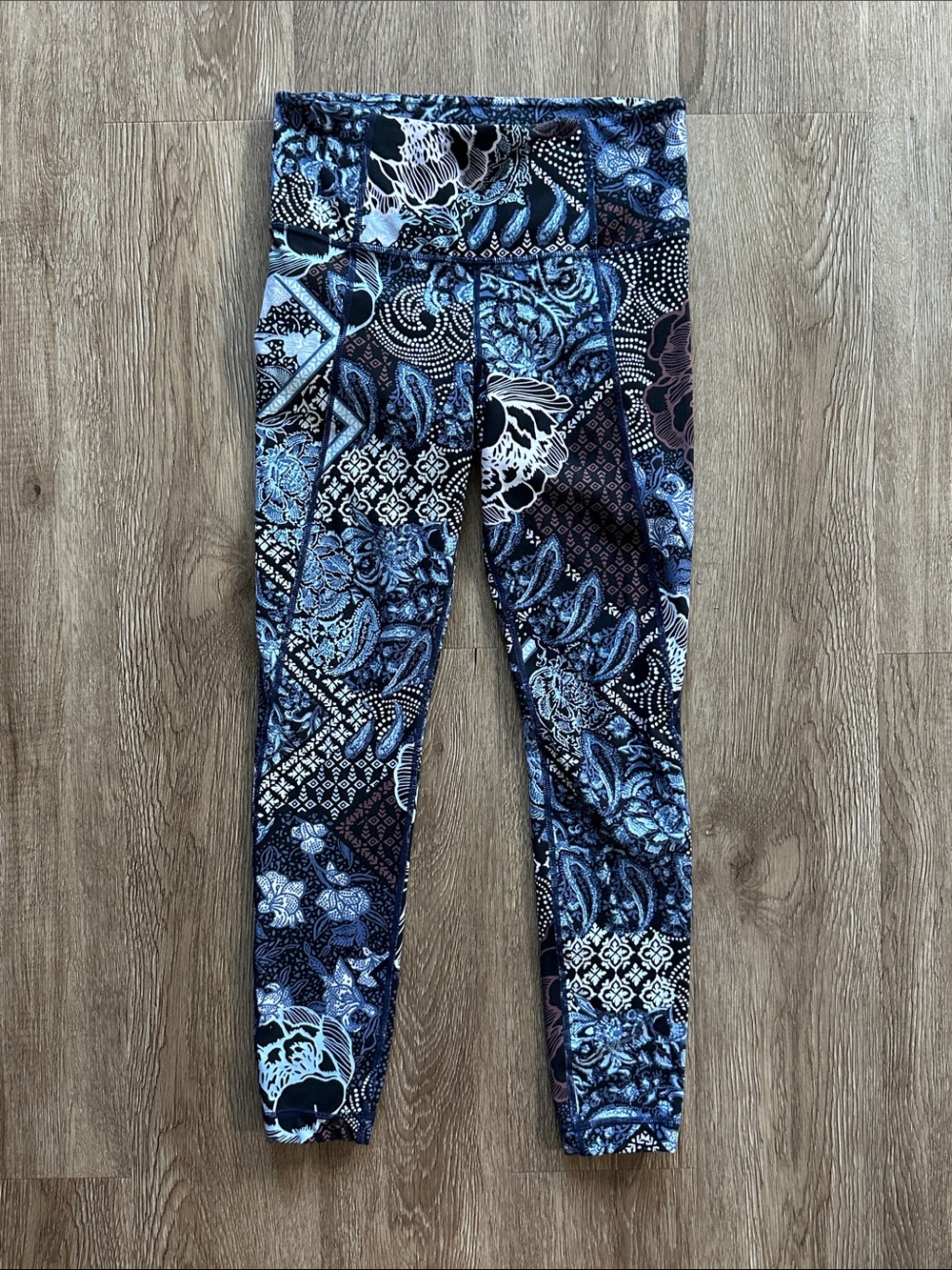 Athleta Patchwork Salutation 7/8 Leggings Blue Black XS Multi Print